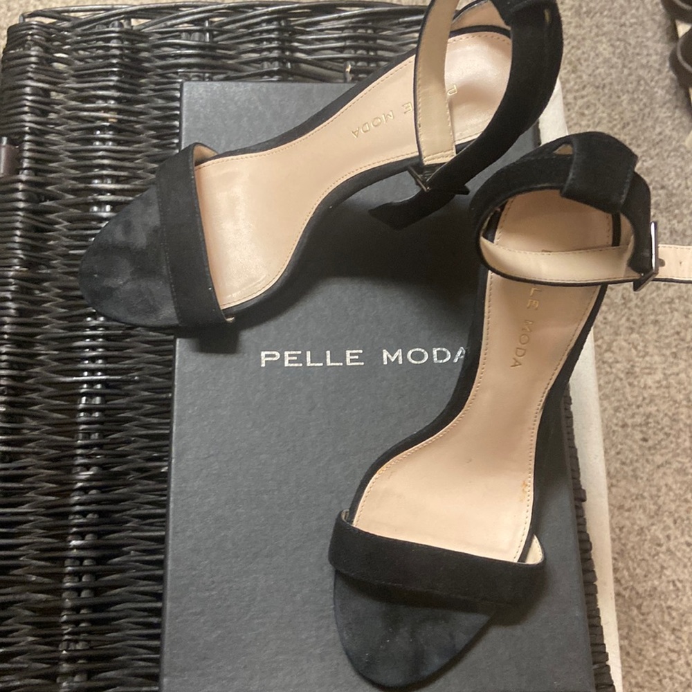Pelle Moda black suede dress shoes size: 6 1/2.